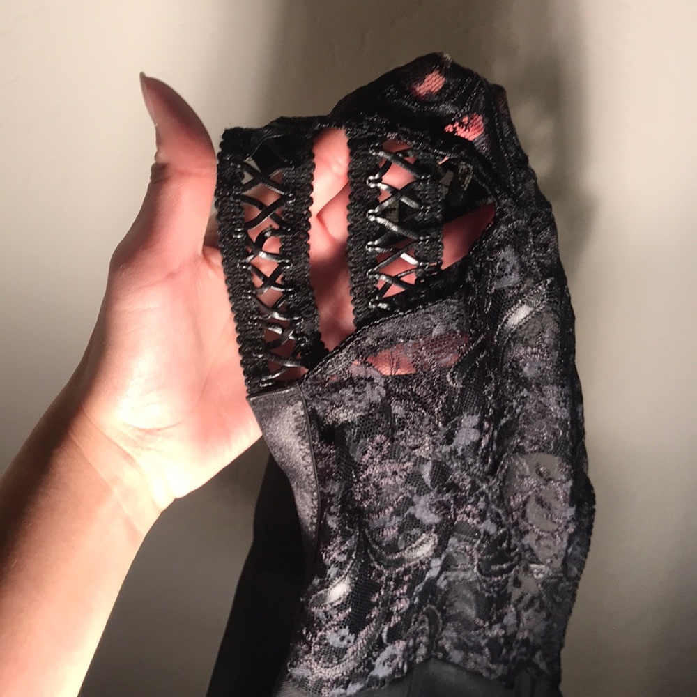 Garter - Picture 2 of 3